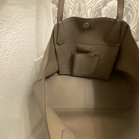 Tory!! EUC Tory Burch Huge Bag w/ Tassell - Picture 5 of 12